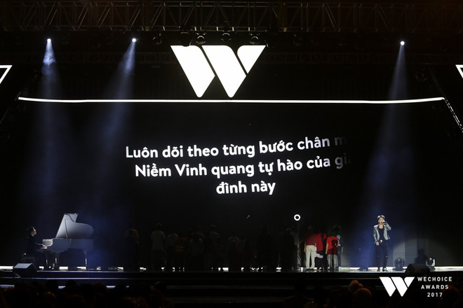 Bé Bôm đánh đàn, Sơn Tùng hát Remember Me - sân khấu xúc động đầu tiên của Gala WeChoice Awards 2017 lấy nước mắt hàng nghìn khán giả Bé Bôm đánh đàn, Sơn Tùng hát Remember Me - sân khấu xúc động đầu tiên của Gala WeChoice Awards 2017 lấy nước mắt hàng nghìn khán giả